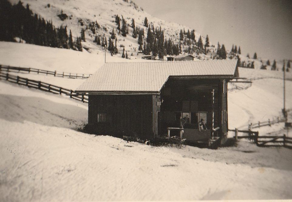 Het houten chalet van Piet Kerdel in de besneeuwde bergen bij Arosa