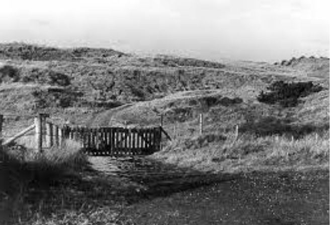 Oude opname van de duinen bij Noordwijk met de toegang tot een geschutsbunker