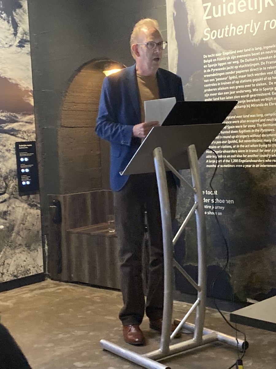 Martin Hendriksma achter de katheder tijdens zijn lezing, voor het museumpaneel over de zuidelijke route