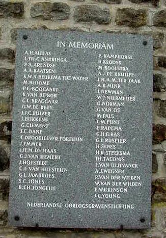 De plaquette in Mauthausen met de namen van de vermoorde geheim agenten, geplaatst door de Nederlandse Oorlogsgravenstichting