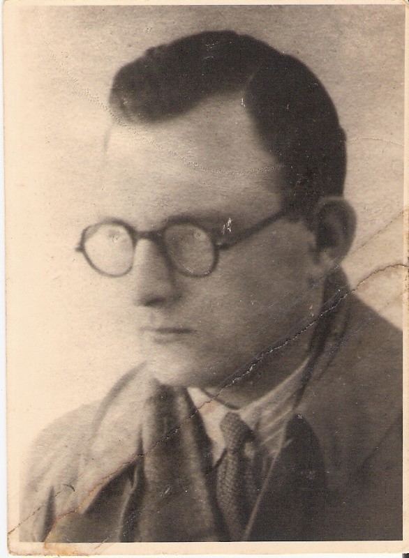 Portretfoto van een jonge man met een ronde bril, uit het familiealbum Emmer