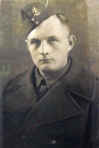 Portretfoto van een jonge militair in uniform, met schuitje