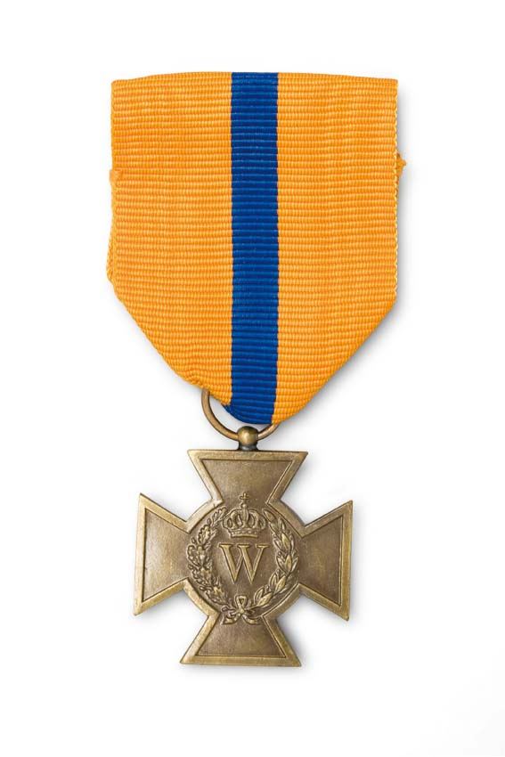 Het Bronzen Kruis: een vierarmig kruis met de letter W, aan een oranje lint met een blauwe baan