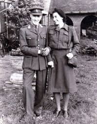 Barthold en Monique Bierens de Haan samen in de tuin, hij in militair uniform