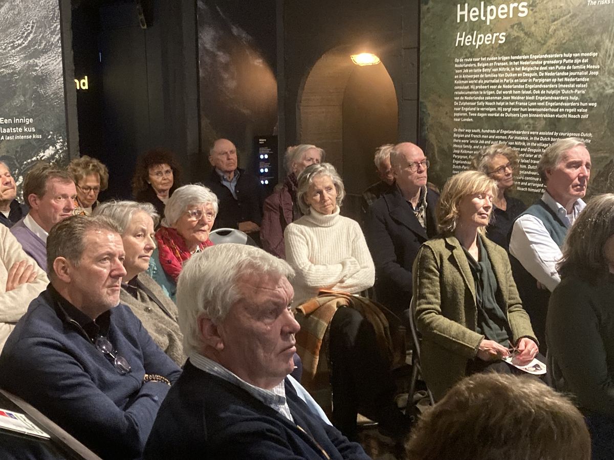 publiek lezing jacques noach luistert met aandacht