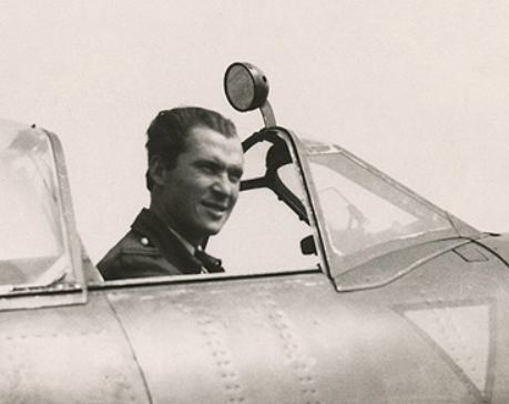 Jonge vlieger in de open cockpit van een jachtvliegtuig, foto uit de oorlogsjaren