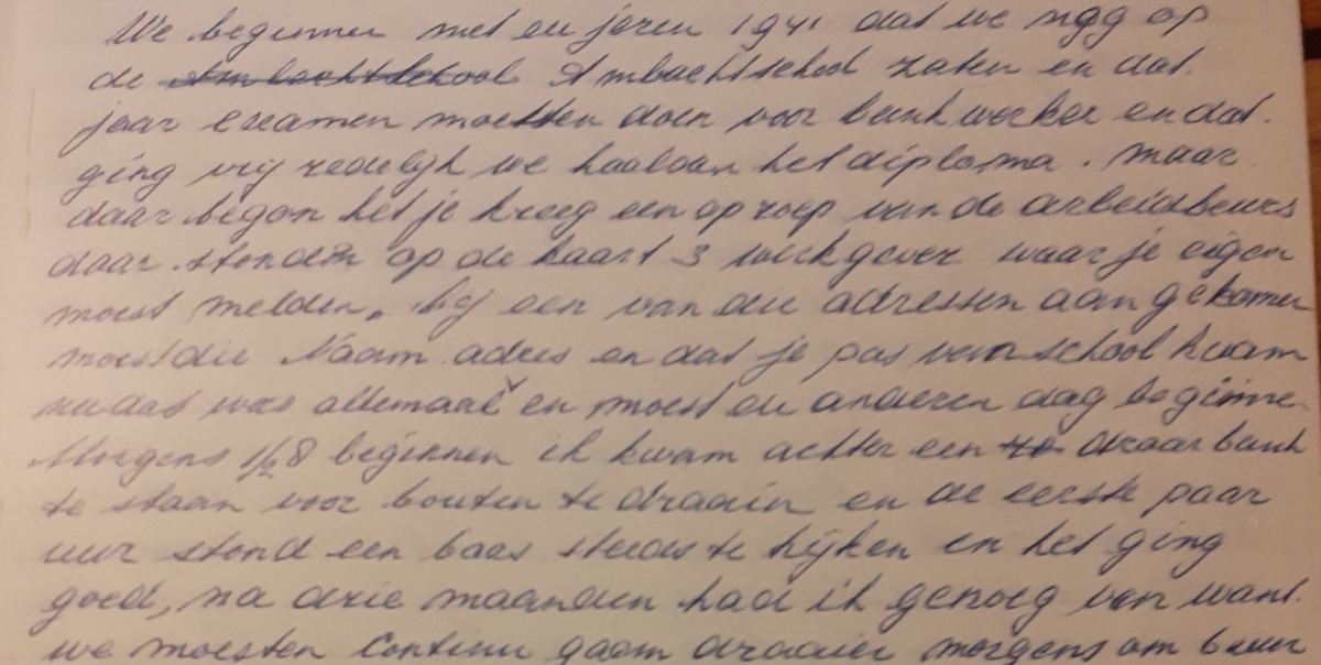 Handgeschreven bladzijde uit een verslag, in schuinschrift met inkt