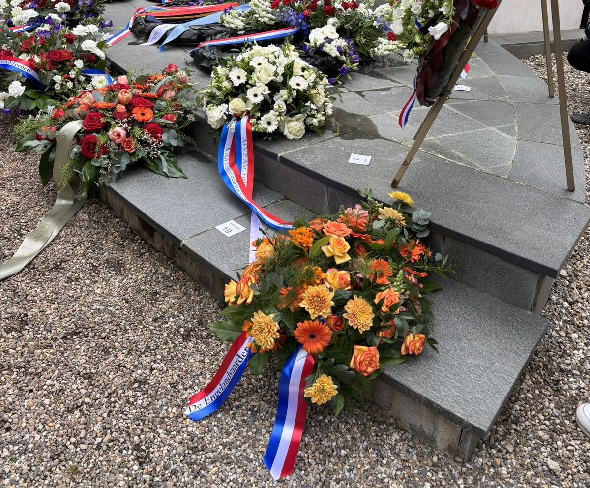 Kransen met Nederlandse driekleurlinten op de treden van het monument