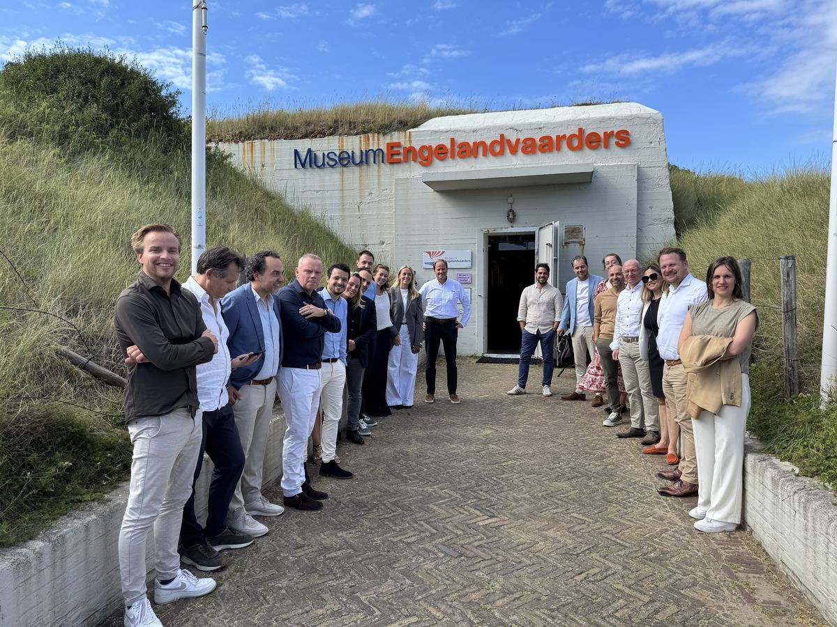 Een groep bezoekers op het pad voor de ingang van Museum Engelandvaarders