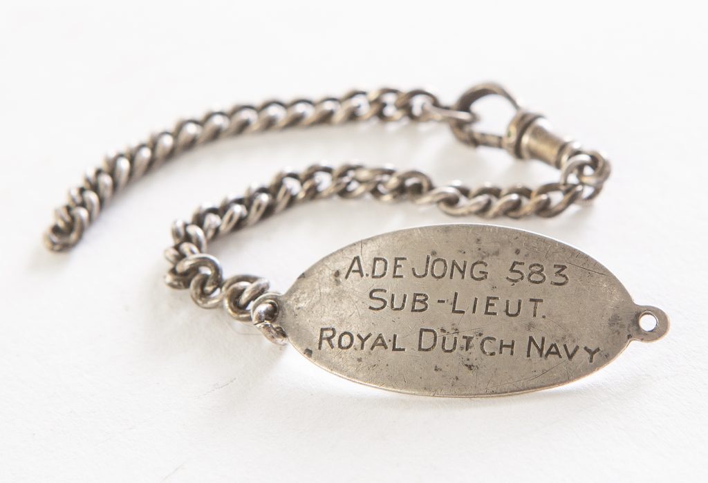 Zilveren armbandje van Engelandvaarder Bram de Jong, opgevist uit de Noordzee
