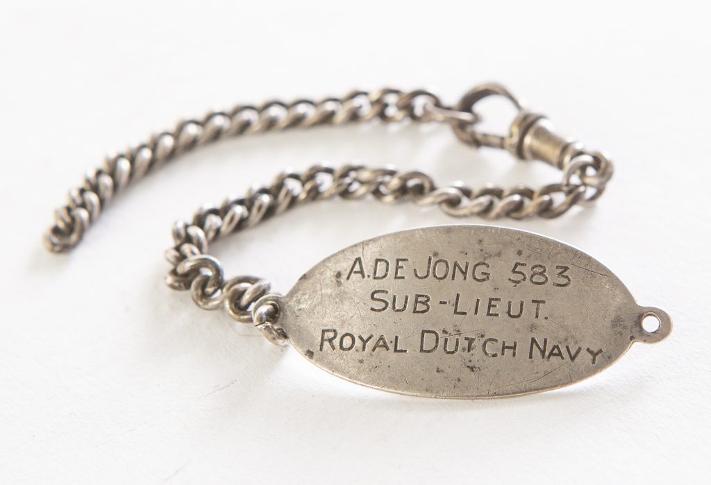 Armbandje van Engelandvaarder Bram de Jong, dat hij in april 1941 tijdens zijn overtocht verloor en dat eind jaren tachtig uit de Noordzee werd opgevist.