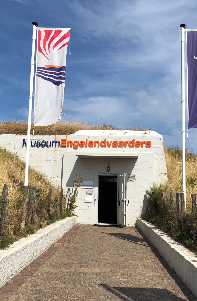 De ingang van Museum Engelandvaarders in de bunker, met de vlag van de Engelandvaarders in de duinen van Noordwijk aan Zee