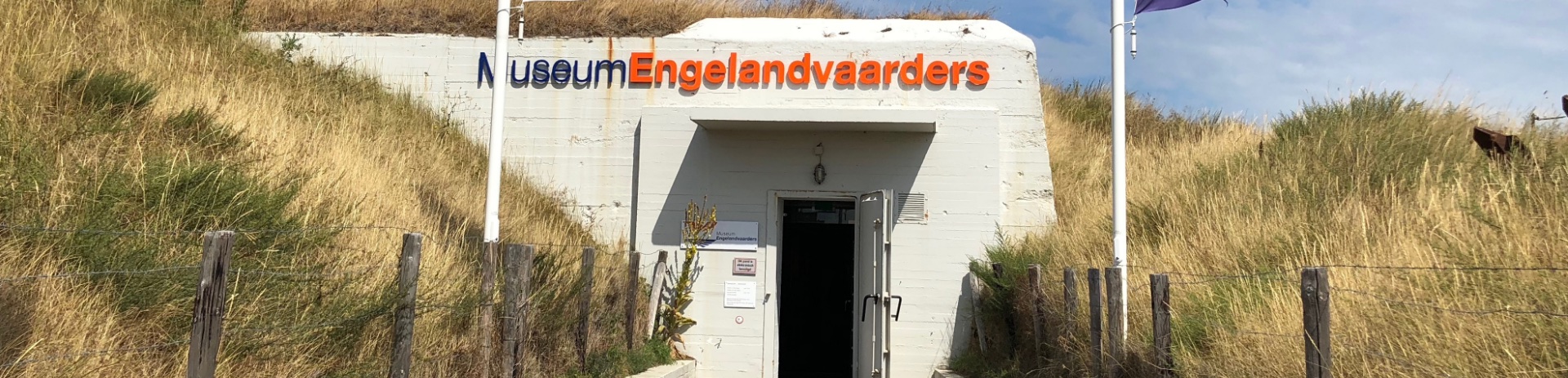 De ingang van Museum Engelandvaarders in de bunker in de duinen van Noordwijk