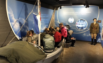 Schoolklas in een originele boot in het museum