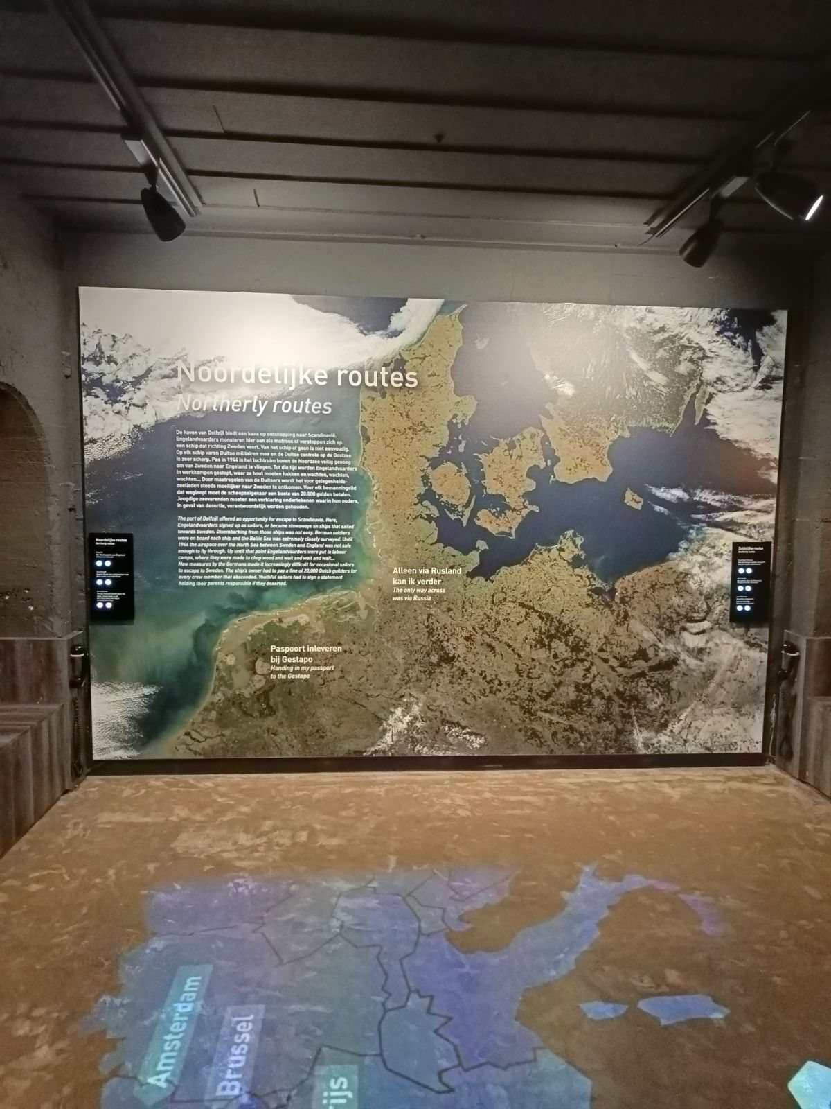 Kaartwand in het museum over de Scandinavische route, met de route ook geprojecteerd op de vloer