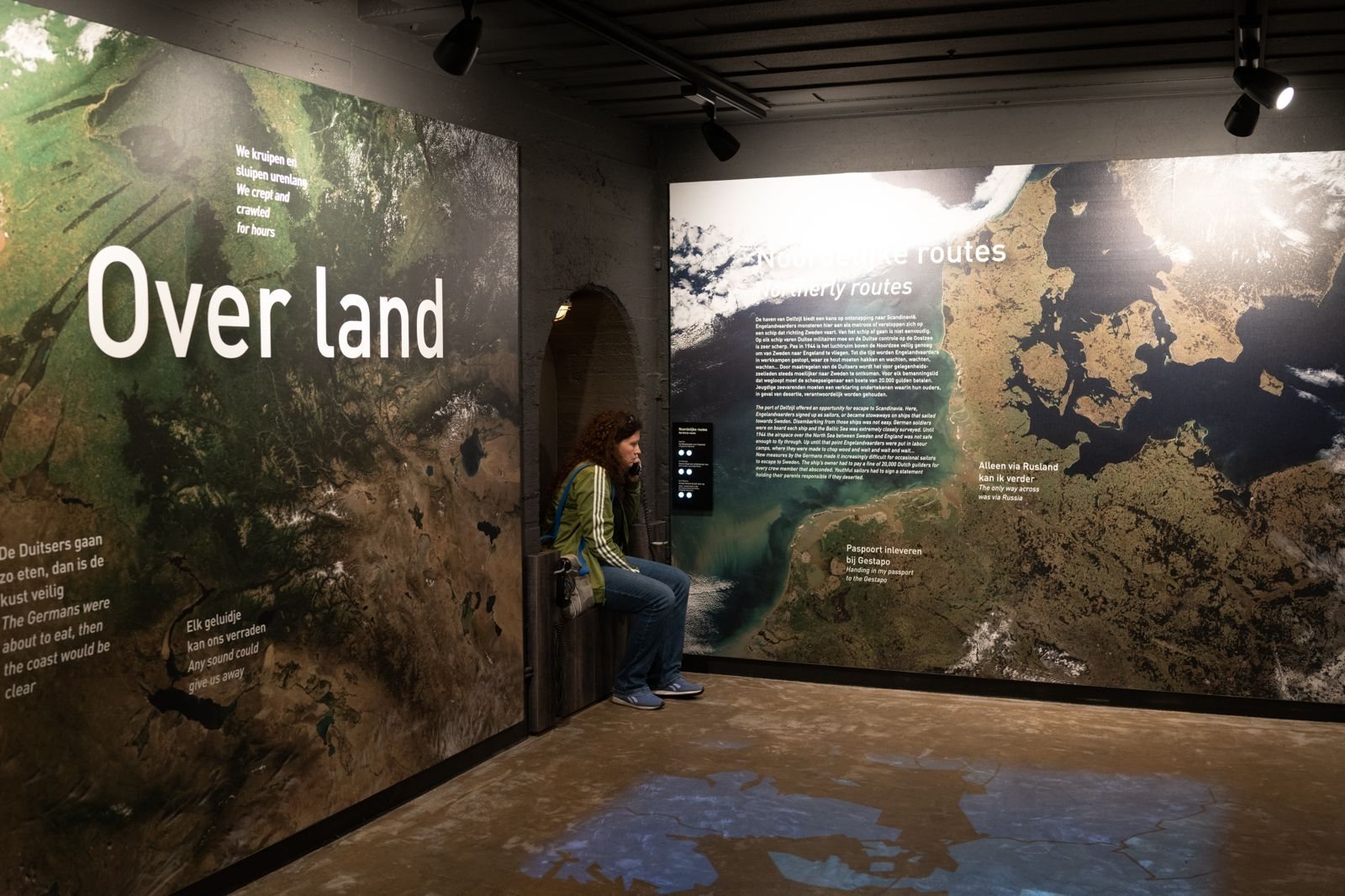 Wand 'Over land' in het museum, met de route naar het zuiden en citaten van Engelandvaarders