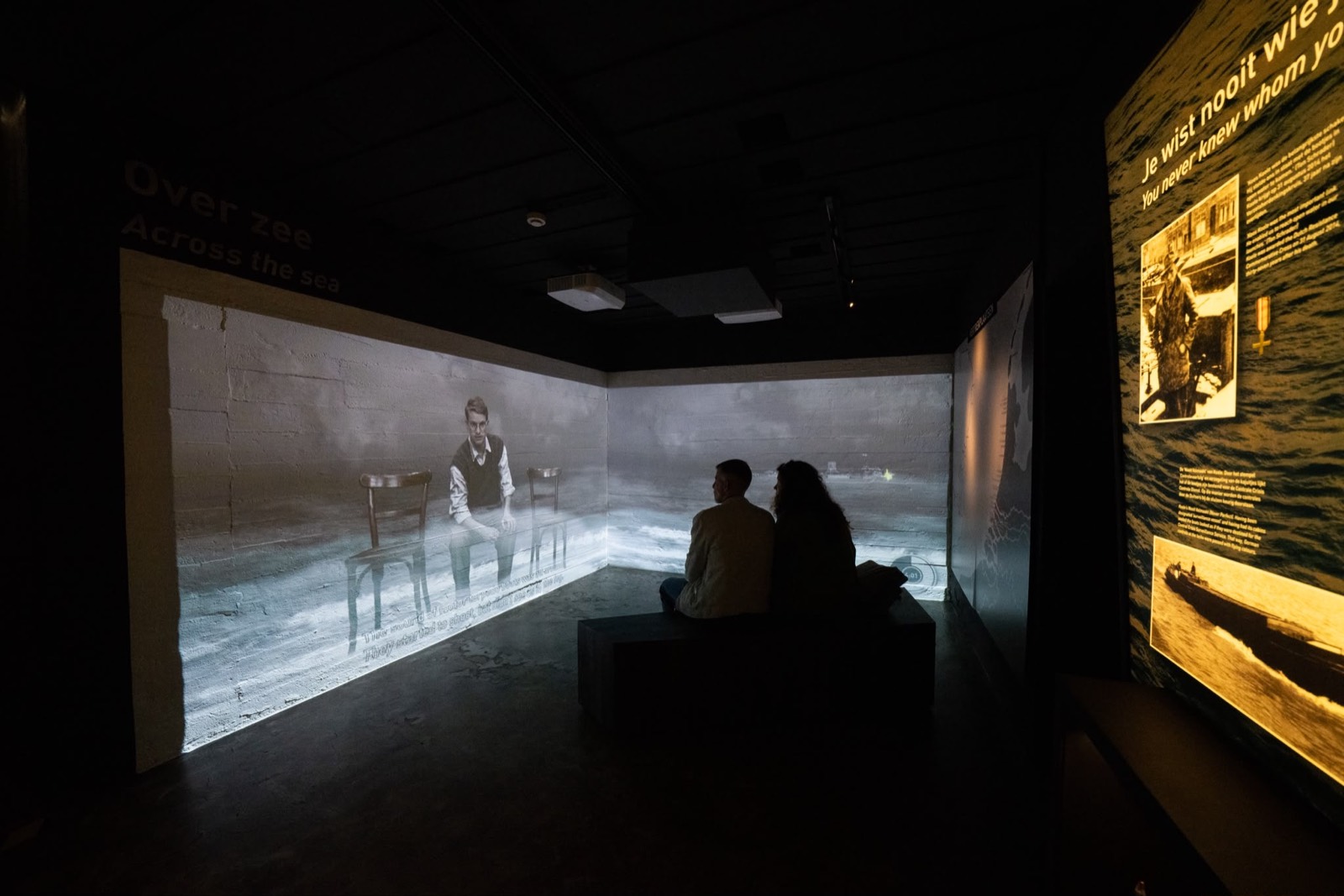 Projectiezaal in het museum over de Noordzeeroute, met bezoekers voor een geprojecteerd ooggetuigenverhaal