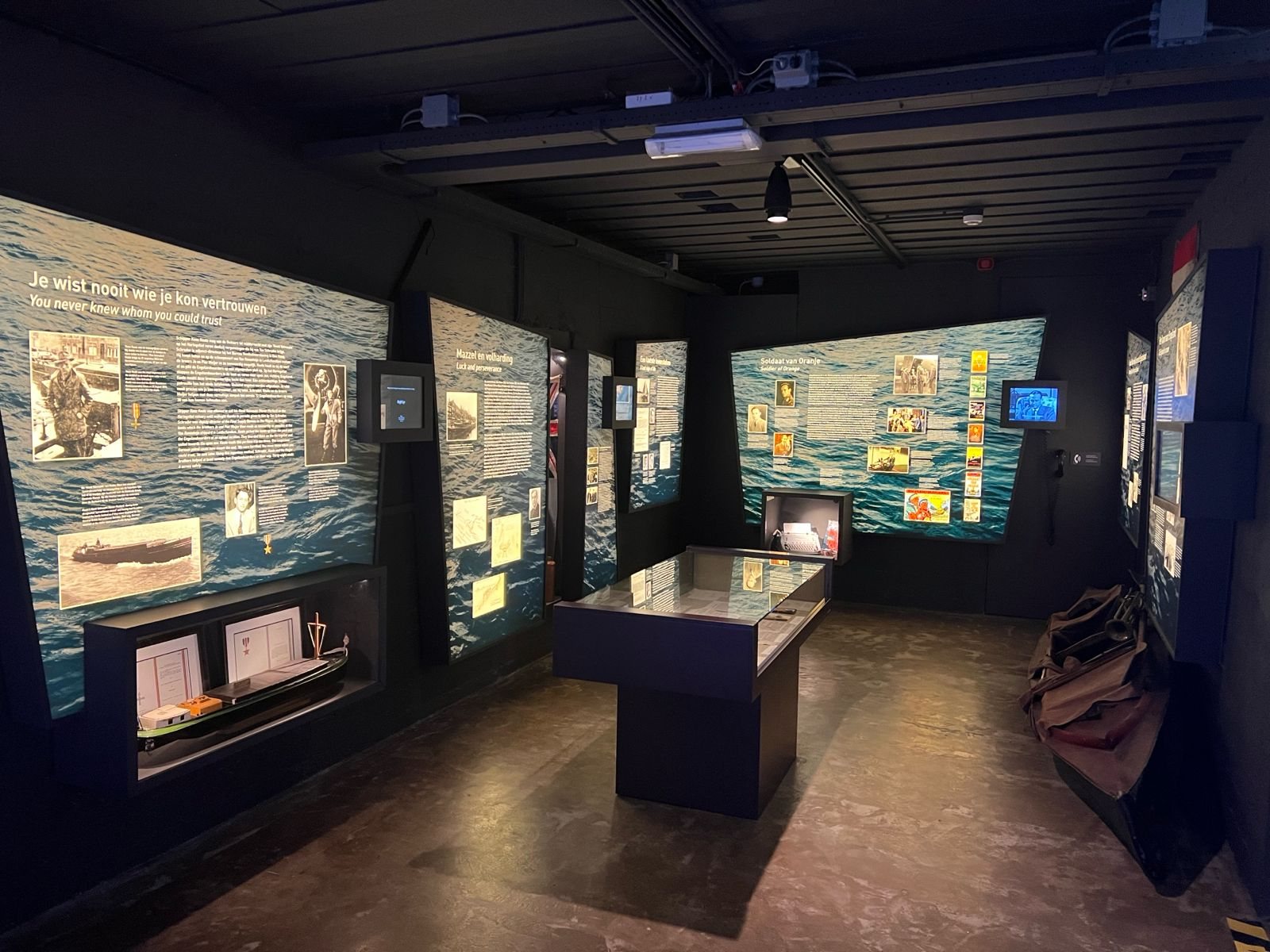 Interieur van het museum in de bunker, met vitrines en projecties