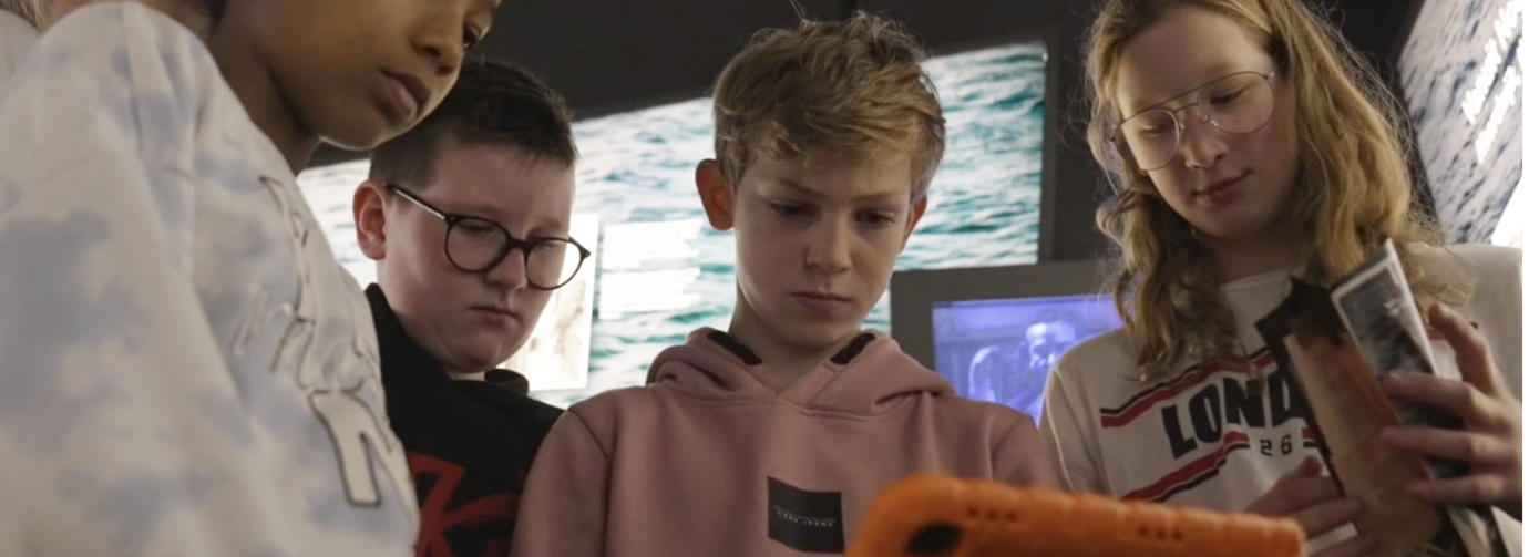 Kinderen spelen de Escape Game in het museum