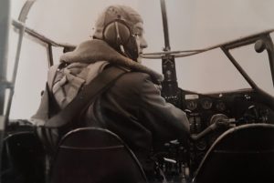 Albert Roessingh in de cockpit van zijn Airspeed Oxford