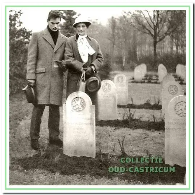 Kees van Ginhoven en zijn moeder Cornelia Feij bij het graf van Huibert in Osnabrück