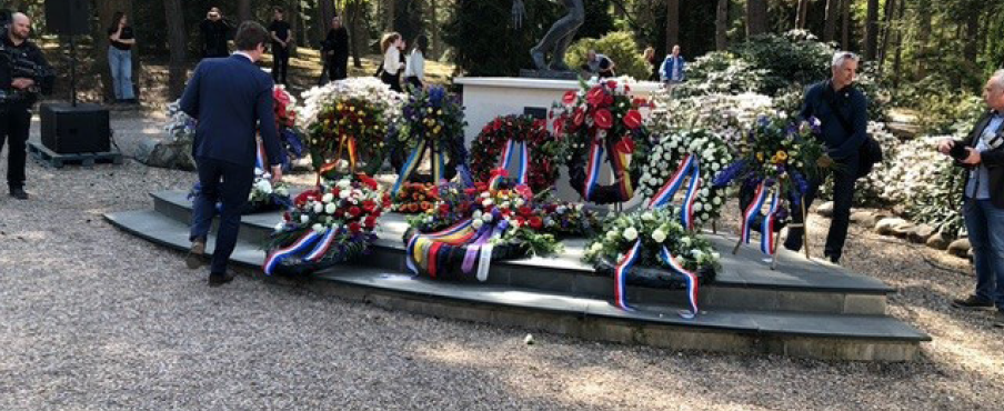 Kranslegging Nationaal Ereveld in Loenen