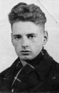 Henk Brandenburg in zijn laatste jaar op de Zeevaartschool te Rotterdam, begin 1943.